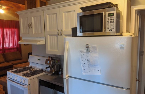 Wasaga Beach Cabaña | 2 Bed cottage in Wasaga Beach, steps from beach, minutes to Blue Mountain