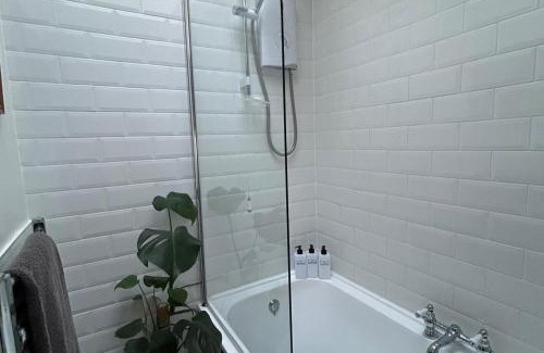 Tynemouth Casa | 2 Bed Cottage - Sleeps 4 - Wifi - Parking