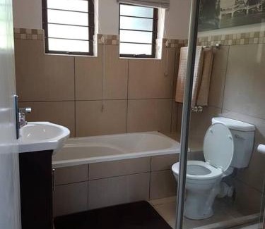Shaka's Rock Apartamento | 2 Bed cottage with sea views and lovely gardens