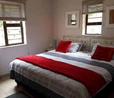 Shaka's Rock Apartamento | 2 Bed cottage with sea views and lovely gardens