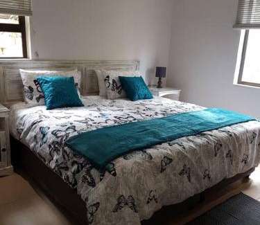 Shaka's Rock Apartamento | 2 Bed cottage with sea views and lovely gardens