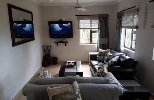 Shaka's Rock Apartamento | 2 Bed cottage with sea views and lovely gardens