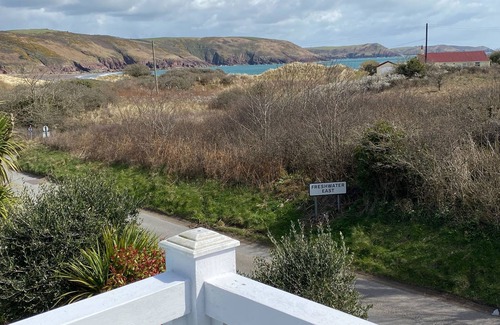 Pembroke Casa | Casa de 2 dormitorios con baño con vistas a la playa y a la costa
