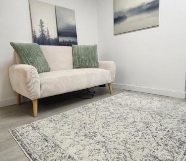 Southwest Calgary Apartamento | 2-bed entire suite 10 mins from all attractions