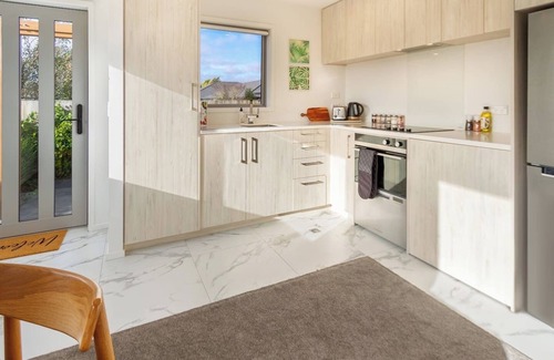 Riccarton Casa | 2 bed Escape Heart of Riccarton with carpark