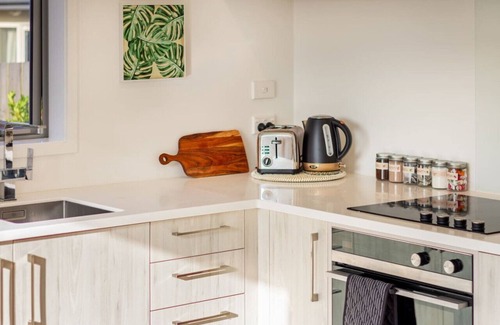 Riccarton Casa | 2 bed Escape Heart of Riccarton with carpark