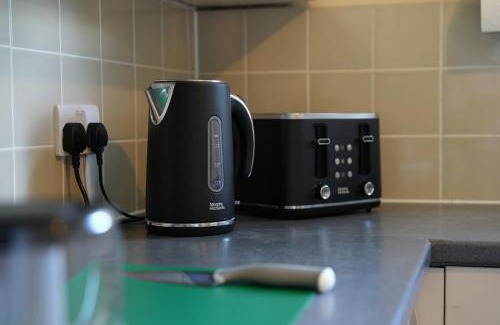 Newark upon Trent Villa | 2-Bed Family House Nr Nottingham City Hospital, Arnold, Mansfield with Free WiFi