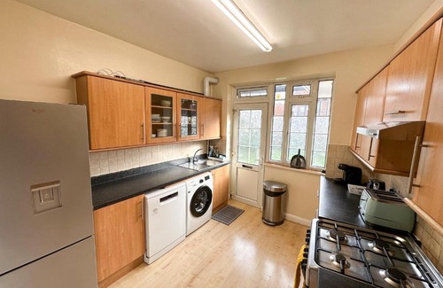 West Hendon Apartamento | 2 Bed Flat - short walk from Brent Cross Station