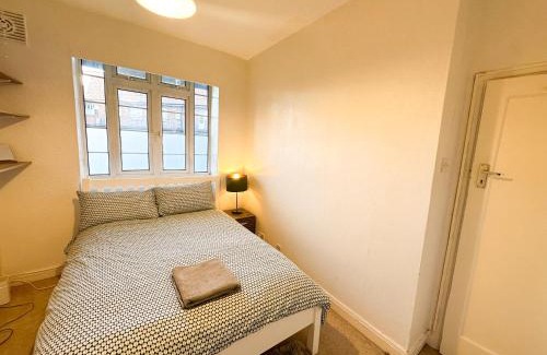 West Hendon Apartamento | 2 Bed Flat - short walk from Brent Cross Station