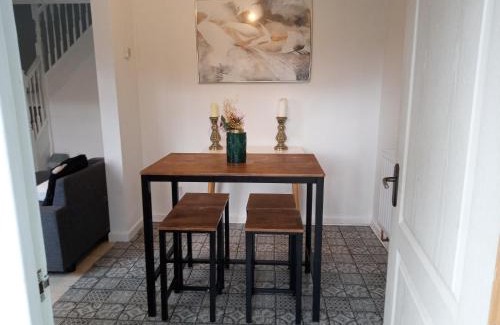Bolton Casa | 2 Bed House - Sleeps 4 - Pets - Garden - Parking