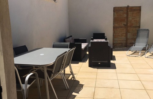 Marseillan Casa | Casa de 2 dormitorios para alquilar en el centro del pueblo de Marseillan, gran terraza en la azotea