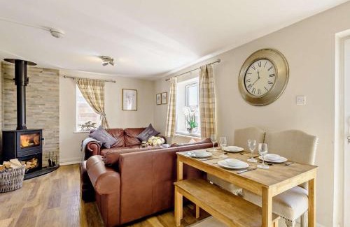 Caergeiliog Casa | 2 Bed in Rhosneigr 81515