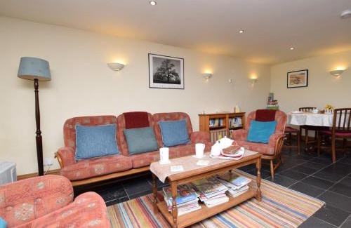 Combs Casa | 2 Bed in Whaley Bridge PK741