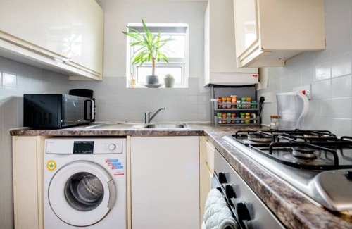 Cann Hall Apartamento | 2 Bed London Serviced Apartment near 5 train stations Fast Wi-Fi, TV & WFH