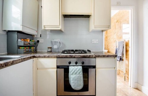 Cann Hall Apartamento | 2 Bed London Serviced Apartment near 5 train stations Fast Wi-Fi, TV & WFH