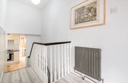 Cann Hall Apartamento | 2 Bed London Serviced Apartment near 5 train stations Fast Wi-Fi, TV & WFH
