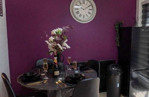 Farnworth Casa | 2 bed luxury cosy home in Manchester