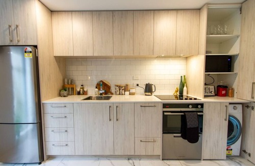 Christchurch City Centre Casa | 2-Bed Oasis with a King Bed and Green Accents