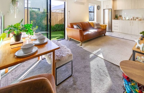 Christchurch City Centre Casa | 2-Bed Oasis with a King Bed and Green Accents