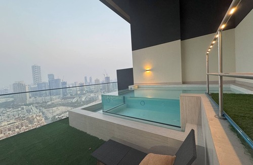 Jumeirah Village Apartamento | 2 Bed, Private Pool, Big Terrace, Solysian Stay