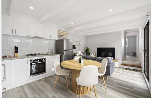 Rosebud Apartamento | 2-Bed Rosebud Apartment with BBQ & Garden