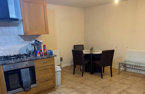 London Borough of Hounslow Apartamento | 2 bed-Sleeps 4-Private Patio-Pets-Near Heathrow