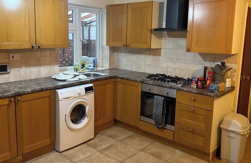 London Borough of Hounslow Apartamento | 2 bed-Sleeps 4-Private Patio-Pets-Near Heathrow