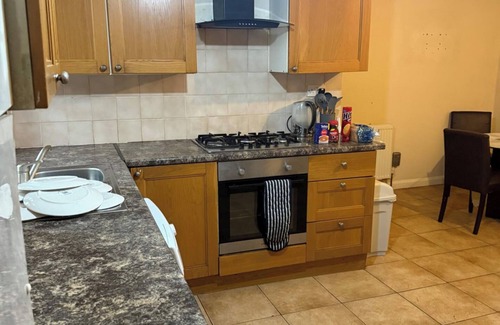 London Borough of Hounslow Apartamento | 2 bed-Sleeps 4-Private Patio-Pets-Near Heathrow