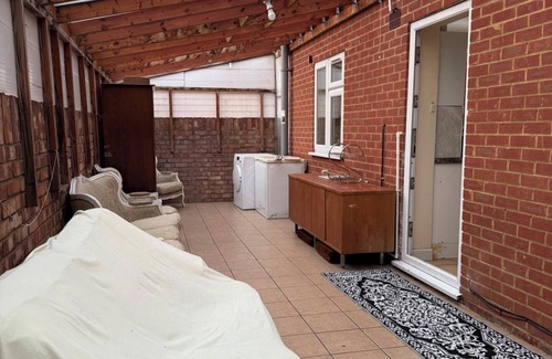 London Borough of Hounslow Apartamento | 2 bed-Sleeps 4-Private Patio-Pets-Near Heathrow