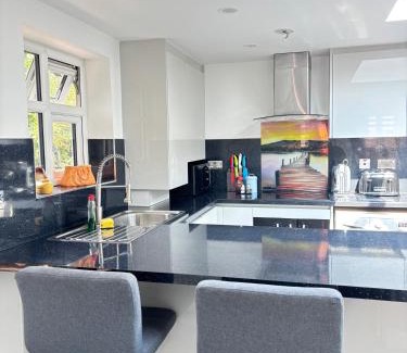 Lacey Green Casa | 2 Bed-Sleeps 5-Free Parking-Pet Friendly