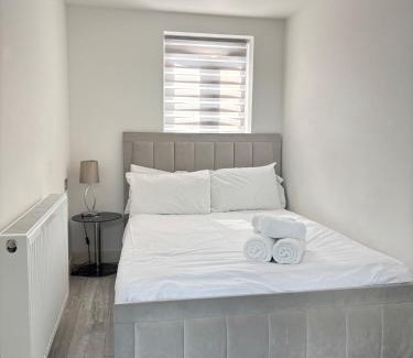 Lacey Green Casa | 2 Bed-Sleeps 5-Free Parking-Pet Friendly