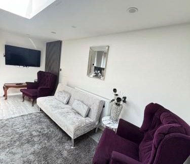 Lacey Green Casa | 2 Bed-Sleeps 5-Free Parking-Pet Friendly