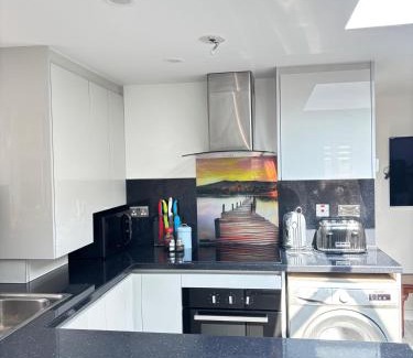 Lacey Green Casa | 2 Bed-Sleeps 5-Free Parking-Pet Friendly