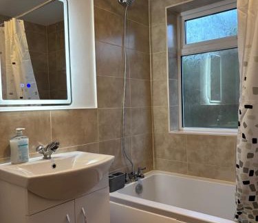 Lacey Green Casa | 2 Bed-Sleeps 5-Private Garden-Free Parking