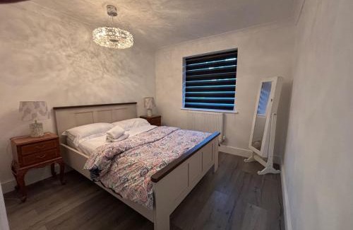 Lacey Green Casa | 2 Bed-Sleeps 5-Private Garden-Free Parking