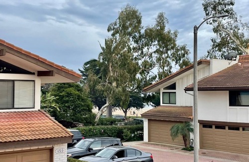 East Beach Condominio | 2 bed spacious condo steps from beach + pool!