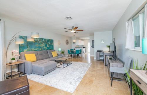 Wilton Manors Casa | 2 Bed - Steps from Wilton Drive I Fire Pit I BBQ