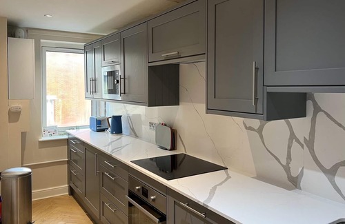 Harrow Road Apartamento | 2 bedroom, 1 bath flat in Westbourne Park near Notting Hill, London. Sleeps 5.