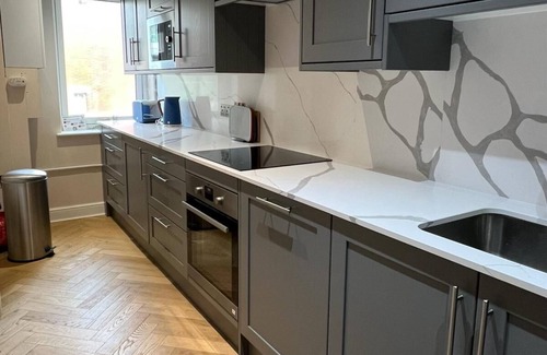 Harrow Road Apartamento | 2 bedroom, 1 bath flat in Westbourne Park near Notting Hill, London. Sleeps 5.