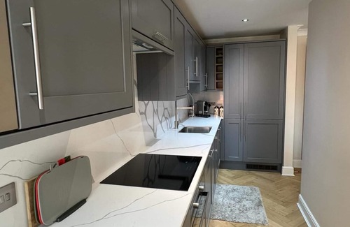 Harrow Road Apartamento | 2 bedroom, 1 bath flat in Westbourne Park near Notting Hill, London. Sleeps 5.