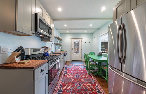 Truckee Cabina | 2 bedroom, 1 bath, sleeps 4. West End of Donner Lake: DLR#031