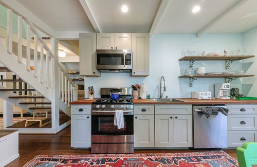 Truckee Cabina | 2 bedroom, 1 bath, sleeps 4. West End of Donner Lake: DLR#031