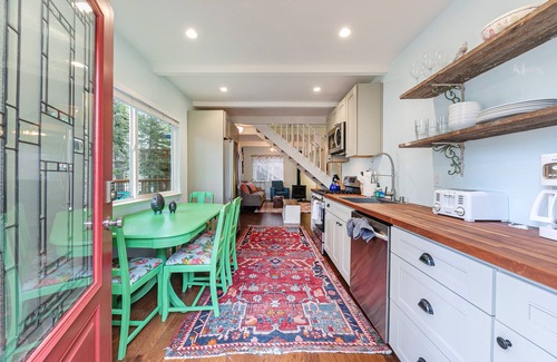 Truckee Cabina | 2 bedroom, 1 bath, sleeps 4. West End of Donner Lake: DLR#031