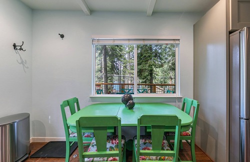 Truckee Cabina | 2 bedroom, 1 bath, sleeps 4. West End of Donner Lake: DLR#031