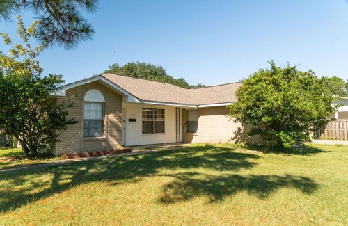 Shenandoah Casa | 2 Bedroom 1 Bathroom Comfortable Furnished Home 4638 SouthPark Dr.