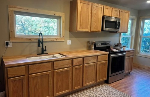 Sturgis Cabina | 2-bedroom, 1 bathroom log cabin Top floor offers the perfect retreat close to downtown Sturgis. With breathtaking views and a peaceful wooded setting, this cozy home-away-from-home. Comfortably accommodating up to 4 guests.
