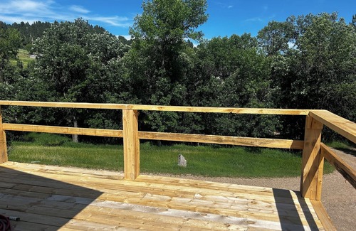 Sturgis Cabina | 2-bedroom, 1 bathroom log cabin Top floor offers the perfect retreat close to downtown Sturgis. With breathtaking views and a peaceful wooded setting, this cozy home-away-from-home. Comfortably accommodating up to 4 guests.