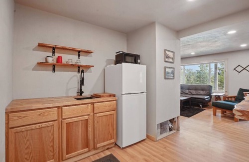 Sturgis Cabina | 2-bedroom, 1 bathroom log cabin Bottom floor offers the perfect retreat close to downtown Sturgis. With breathtaking views and a peaceful wooded setting, this cozy home-away-from-home. Comfortably accommodating up to 6 guests.