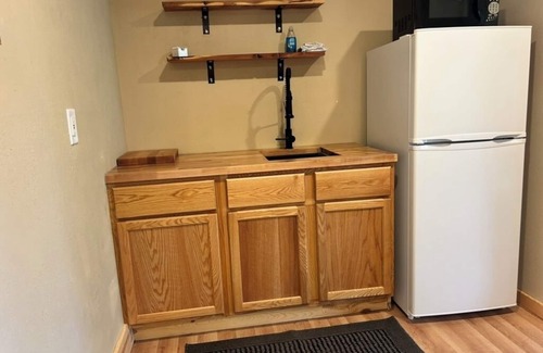 Sturgis Cabina | 2-bedroom, 1 bathroom log cabin Bottom floor offers the perfect retreat close to downtown Sturgis. With breathtaking views and a peaceful wooded setting, this cozy home-away-from-home. Comfortably accommodating up to 6 guests.