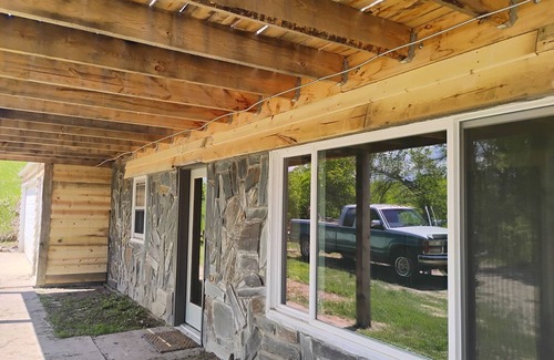 Sturgis Cabina | 2-bedroom, 1 bathroom log cabin Bottom floor offers the perfect retreat close to downtown Sturgis. With breathtaking views and a peaceful wooded setting, this cozy home-away-from-home. Comfortably accommodating up to 6 guests.